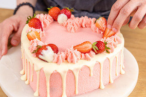 Erdbeertorte mit Erdbeeren dekorieren