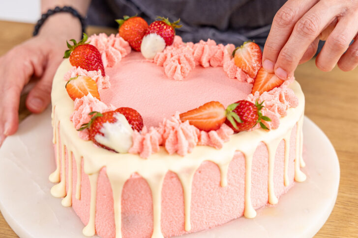Erdbeertorte mit Erdbeeren dekorieren