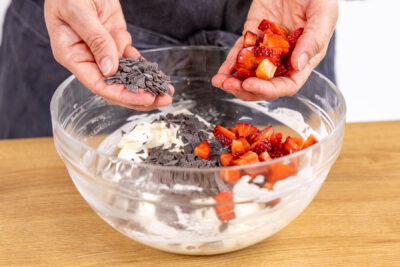 Erdbeeren und Schokoraspel zur Creme geben