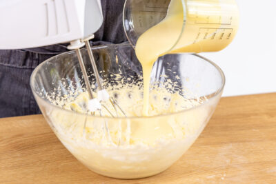 gezuckerte Kondensmilch zur Butter geben