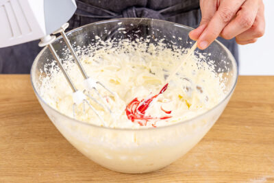 Lebensmittelfarbe unter die Buttercreme rühren