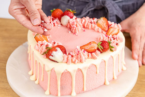 Herztorte zum Muttertag mit Streusel dekorieren