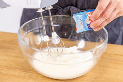 Sahnesteif zur Sahne mit Mascarpone geben