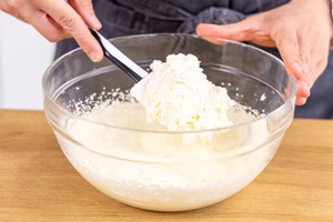 Sahnecreme zur Frischkäsecreme geben