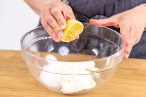Zitronensaft zum Frischkäse geben