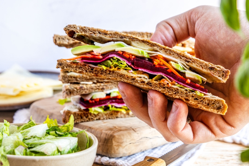 High Protein Sandwich in der Hand