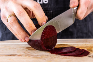 Rote Bete schneiden