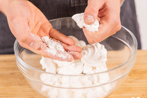 Baiser zerbröseln für den Himbeertraum