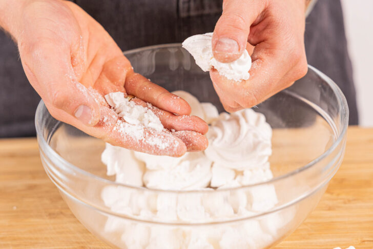 Baiser zerbröseln für den Himbeertraum