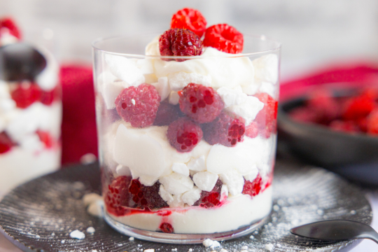 Himbeertraum mit Baiser seitlich
