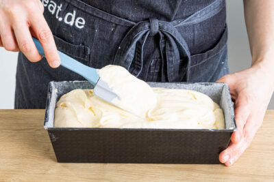Rührteig in die Kastenform geben und backen