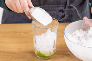 Crushed Ice ins Glas geben