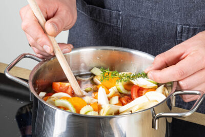 Gemüse in Gemüsebrühe kochen