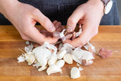Knoblauch schälen