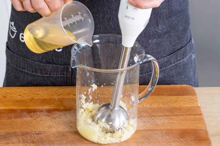 Knoblauch pürieren, dann nach und nach Öl dazugeben