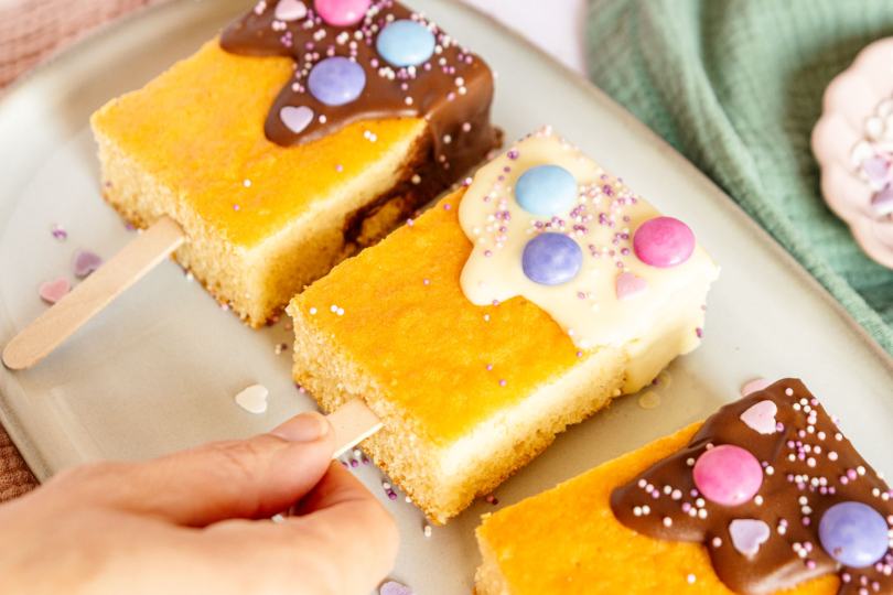 Kuchen am Stiel für den Kindergeburtstag nah