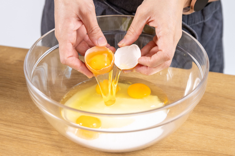 Eier zum Zucker geben