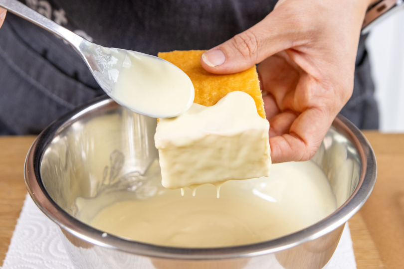 Kuchenstücke glasieren