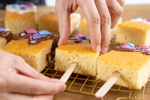 Stiel an den Kuchen anbringen