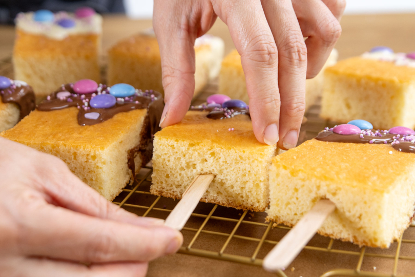 Stiel an den Kuchen anbringen