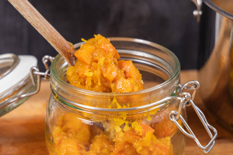 Süß-saures Kürbis-Chutney aus Hokkaido in Einweckglas geben