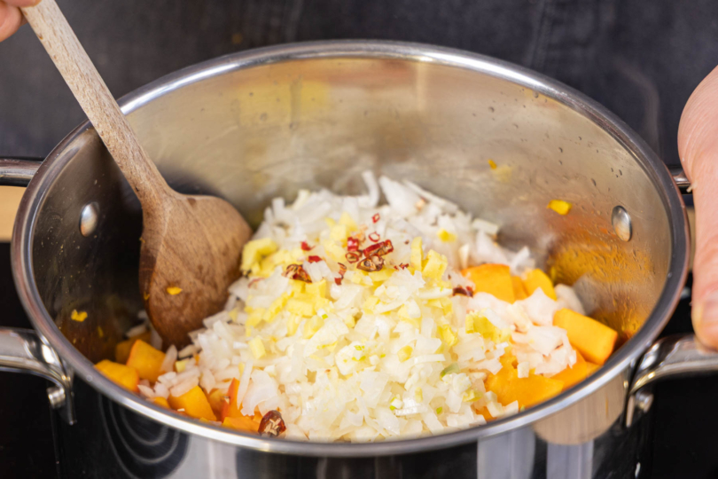 Hokkaido und Zwiebeln anschwitzen für Kürbis Chutney