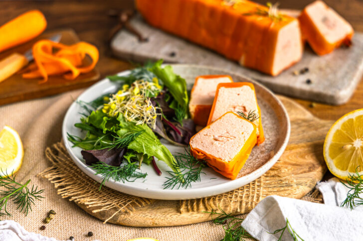Lachsterrine mit Karotte und Salat servieren