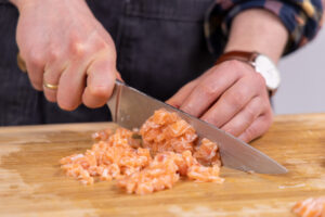 Lachs in Würfel schneiden