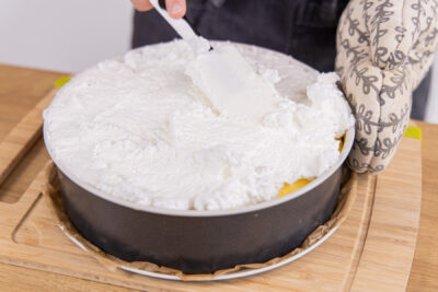 Baiser verstreichen und Leutewitzer Eierschecke fertig backen
