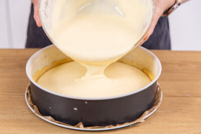 Quarkmasse in die Form füllen