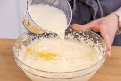 Vanillepudding-Milch-Mischung dazu gießen