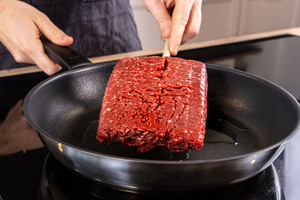 Hackfleisch in die Pfanne geben