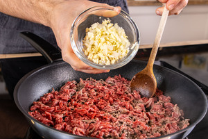 Zwiebel sowie Knoblauch dazugeben