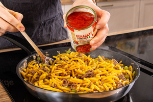 gehackte Tomaten dazugeben