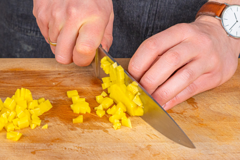 Kartoffeln in Würfel schneiden