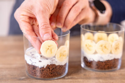 Bananenscheiben am Glas verteilen
