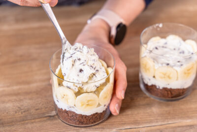 Sahnecreme ins Glas füllen