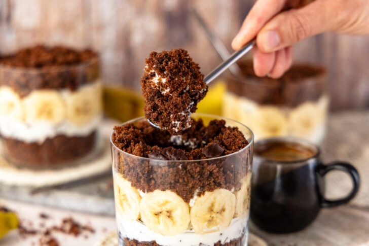 Maulwurfkuchen im Glas mit Löffel