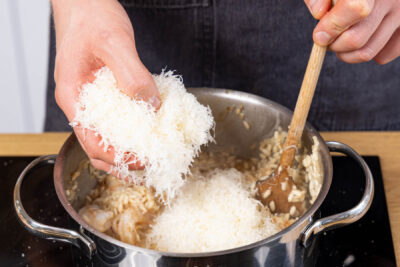 Meeresfrüchte und Paresan unter das Risotto rühren