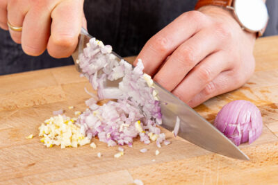 Schalloten und Knoblauch in feine Würfel schneiden