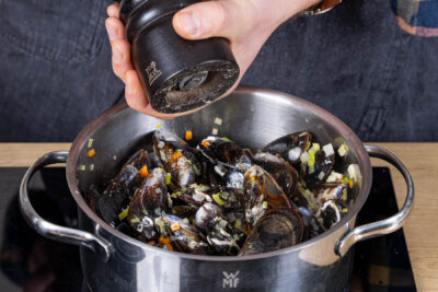Miesmuscheln Rheinische Art mit Salz und Pfeffer abschmecken