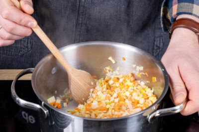 Gemüsewürfel farblos anschwitzen