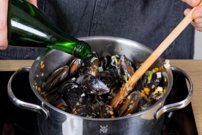 Muscheln mit rheinischem Wein ablöschen