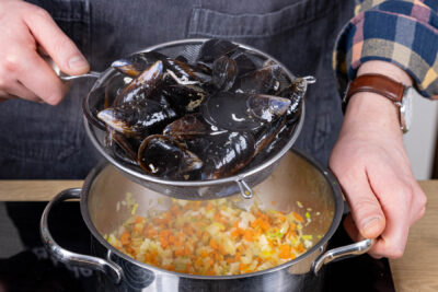 Miesmuscheln ebenfalls anschwitzen