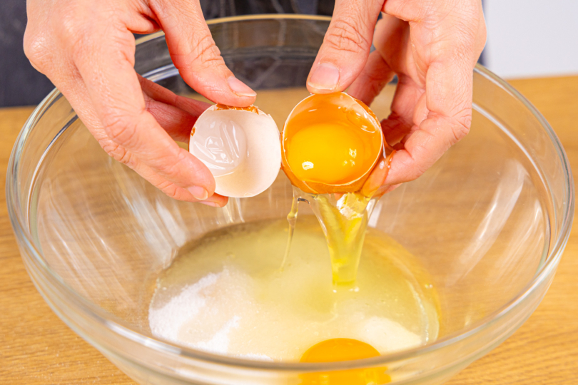 Eier in Schüssel geben