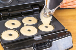 Teig in Donutmaker-Mulde geben