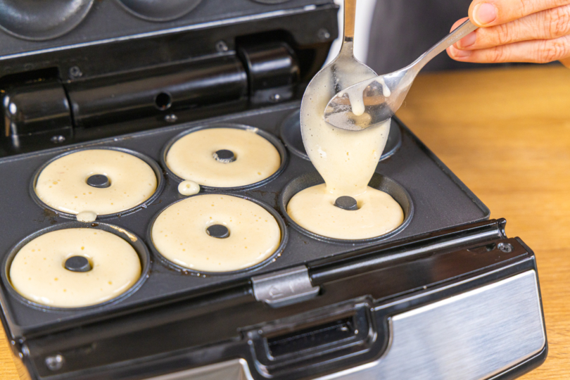 Teig in Donutmaker-Mulde geben