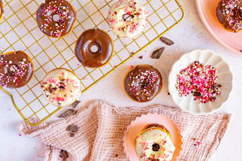 Mini-Donuts aus dem Donutmaker frisch mit Streuseln dekoriert