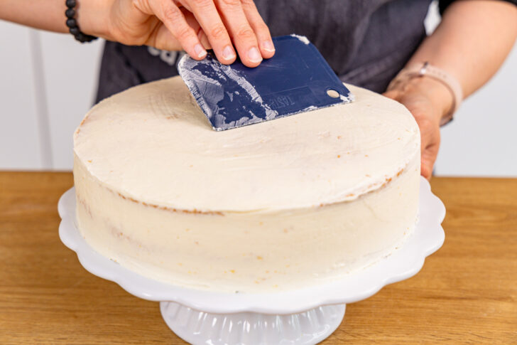 Buttercreme gleichmäßig abziehen