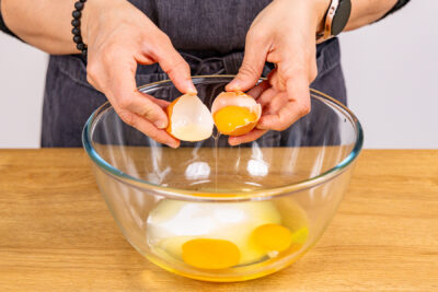 Eier und Zucker schaumig aufschlagen